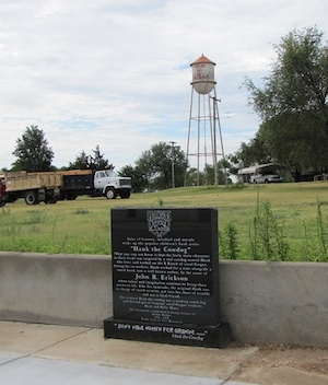 Hank_monument_in_forgan__ok